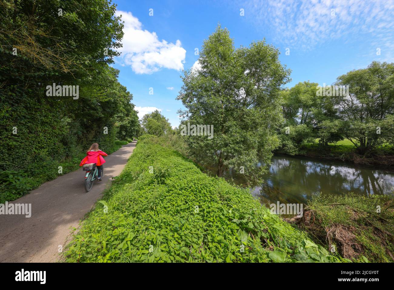 Schwerte, Rhénanie-du-Nord-Westphalie, Allemagne - les cyclistes se trouvent sur la piste cyclable de la vallée de la Ruhr, le long de la Ruhr. Banque D'Images