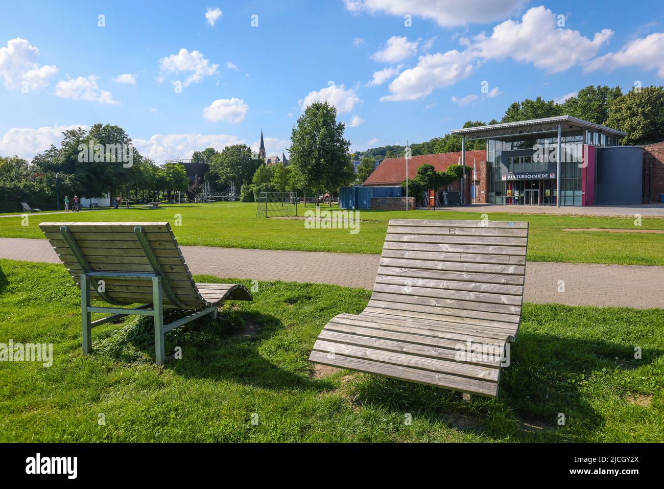 Froendenberg, Rhénanie-du-Nord-Westphalie, Allemagne - bancs de parc, forge culturelle et Musée westphalien de Himmelmann Park directement sur la Ruhr Banque D'Images