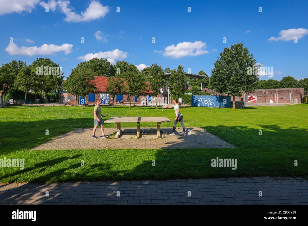 Froendenberg, Rhénanie-du-Nord-Westphalie, Allemagne - court de tennis de table, forge culturelle et Musée westphalien de Himmelmann Park directement sur le Th Banque D'Images