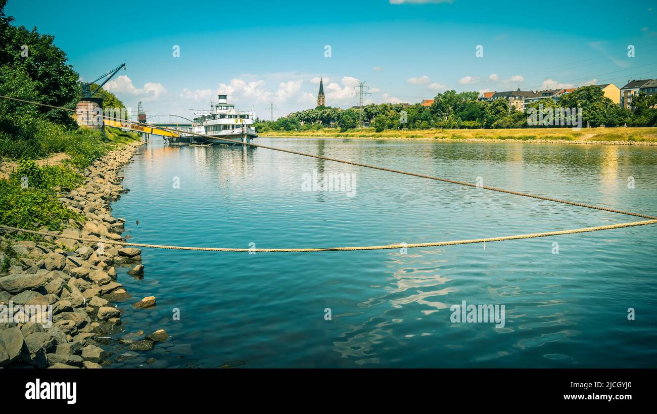 Mannheim, Allemagne - 10 juin 2022: Rivière Neckar avec navire-musée à Mannheim. Rhein-Neckar-Hafen (port de Mannheim) est l'une des plus grandes villes de l'UE Banque D'Images