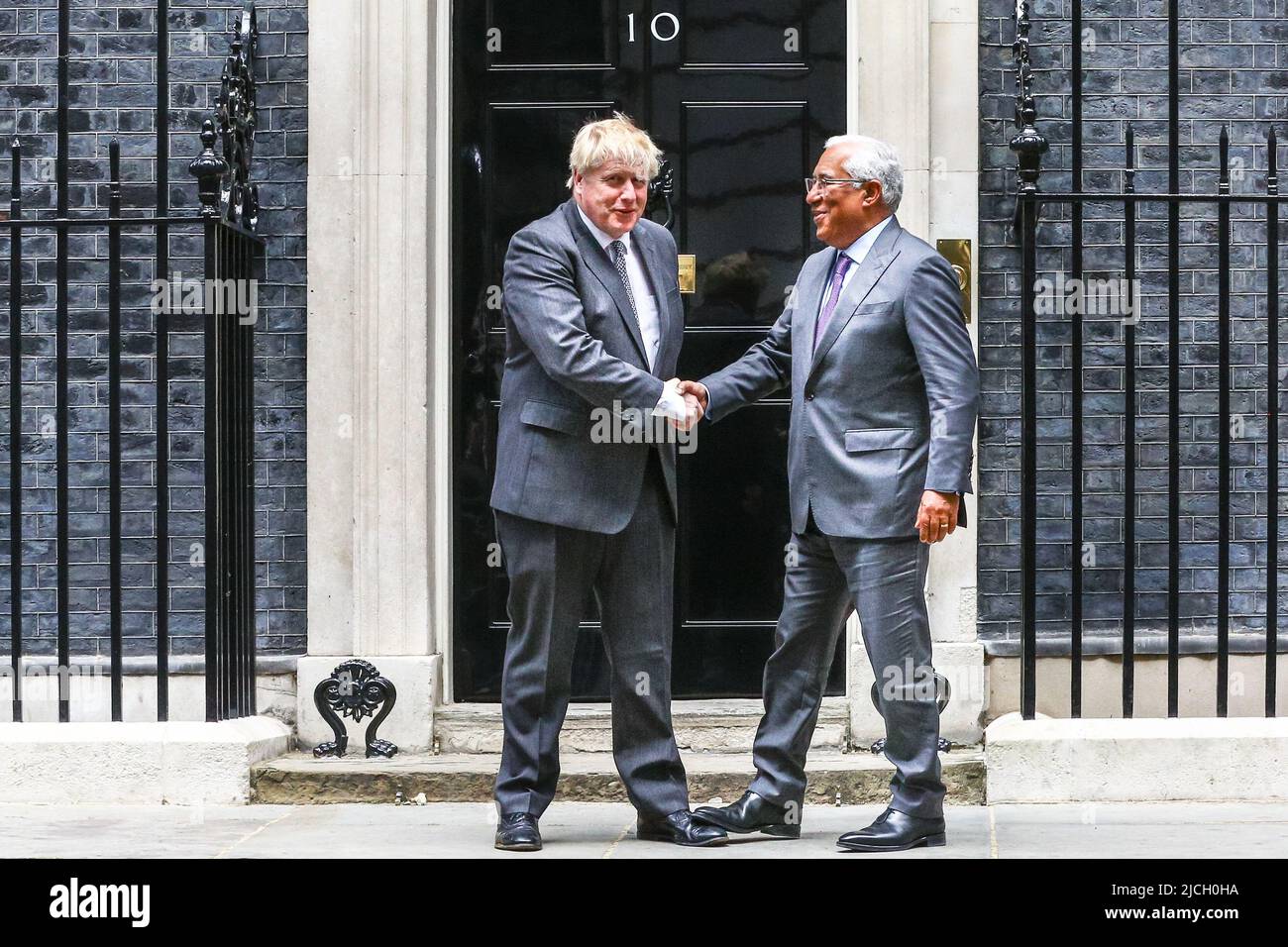 Downing Street, Londres, Royaume-Uni. 13th juin 2022. Le Premier ministre britannique Boris Johnson souhaite la bienvenue au Premier ministre portugais, António Costa, dans Downing Street. Credit: Imagetraceur/Alamy Live News Banque D'Images