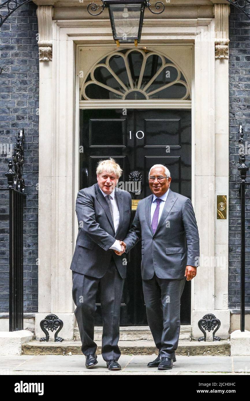 Downing Street, Londres, Royaume-Uni. 13th juin 2022. Le Premier ministre britannique Boris Johnson souhaite la bienvenue au Premier ministre portugais, António Costa, dans Downing Street. Credit: Imagetraceur/Alamy Live News Banque D'Images