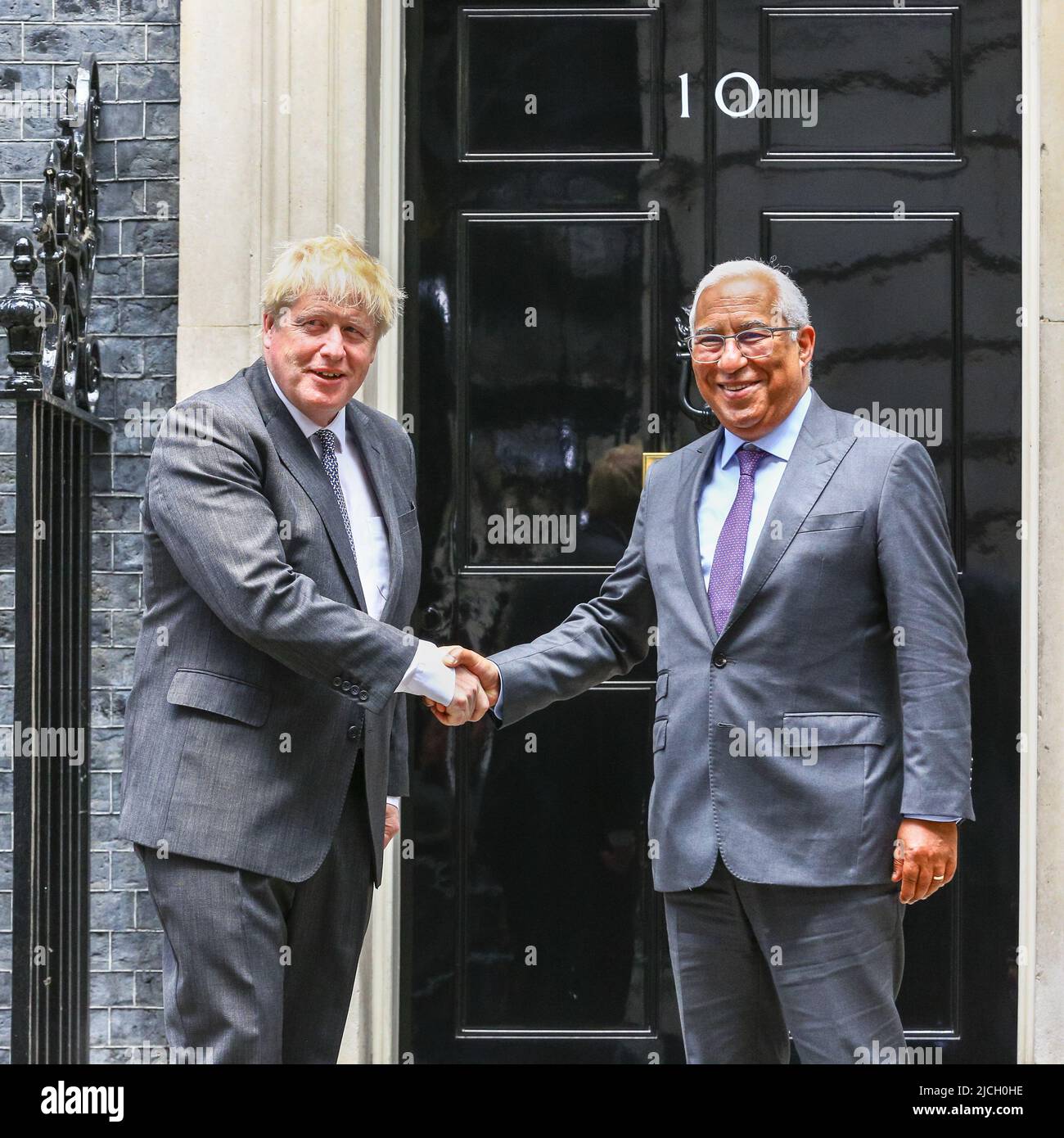 Downing Street, Londres, Royaume-Uni. 13th juin 2022. Le Premier ministre britannique Boris Johnson souhaite la bienvenue au Premier ministre portugais, António Costa, dans Downing Street. Credit: Imagetraceur/Alamy Live News Banque D'Images