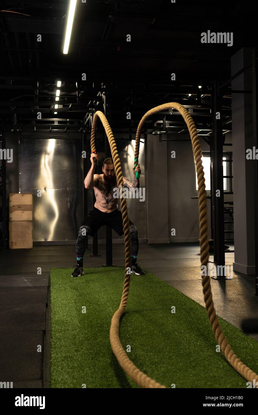 Corde homme fitness gym barbe entraînement combat ajustement sport exercice, concept équipement actif de l'activité physique, énergie caucasienne Banque D'Images