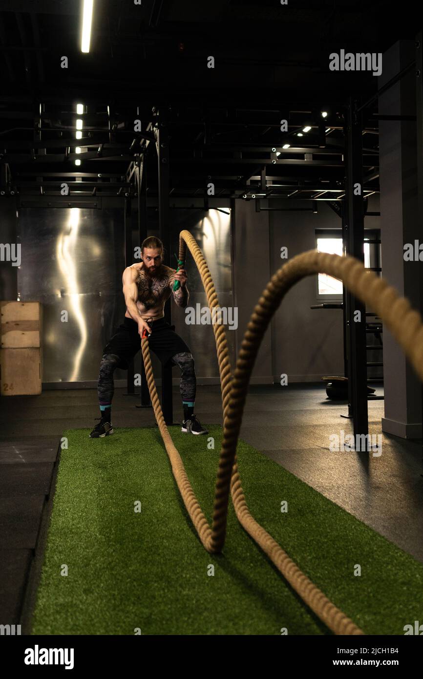 Corde homme fitness gym barbe entraînement combat ajustement sport exercice, concept équipement actif de l'activité physique, énergie caucasienne Banque D'Images