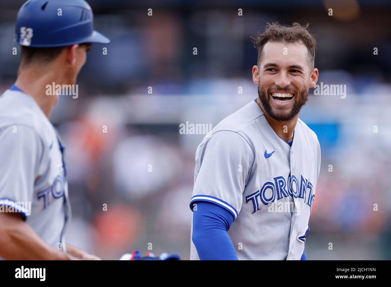 DETROIT, mi - 12 JUIN : le Fielder George Springer (4) du centre des Blue Jays de Toronto rit entre les manches contre les Tigers de Detroit le 12 juin 2022 au Comerica Park à Detroit, Michigan. Les Blue Jays battent les Tigers 6-0. (Joe Robbins/image du sport) Banque D'Images