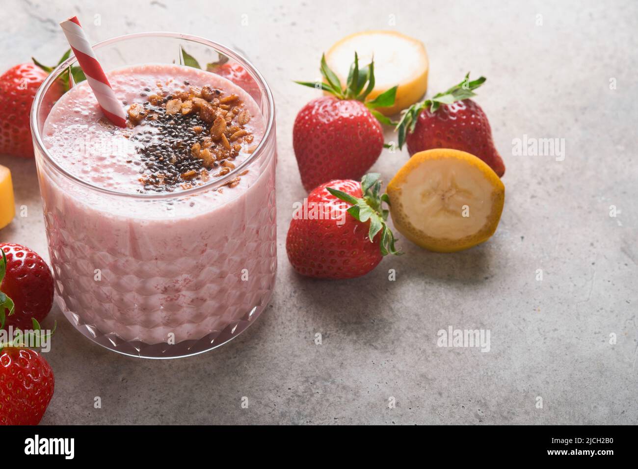 Smoothie aux fraises. Smoothie végétalien ou milkshake de fraise, banane et menthe sur fond blanc de table en bois. Manger propre, régime alcalin. Haut v Banque D'Images