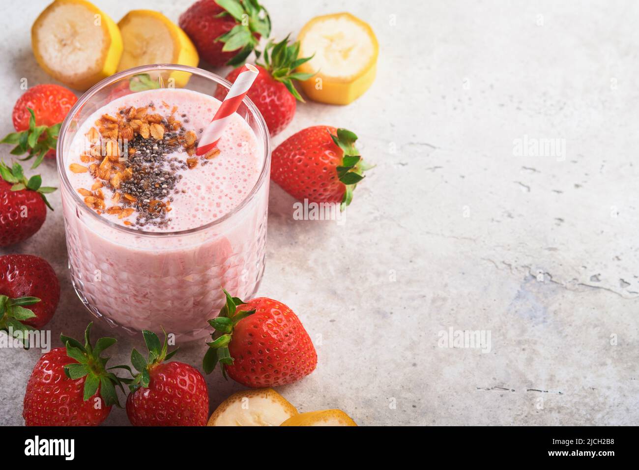 Smoothie aux fraises. Smoothie végétalien ou milkshake de fraise, banane et menthe sur fond blanc de table en bois. Manger propre, régime alcalin. Haut v Banque D'Images