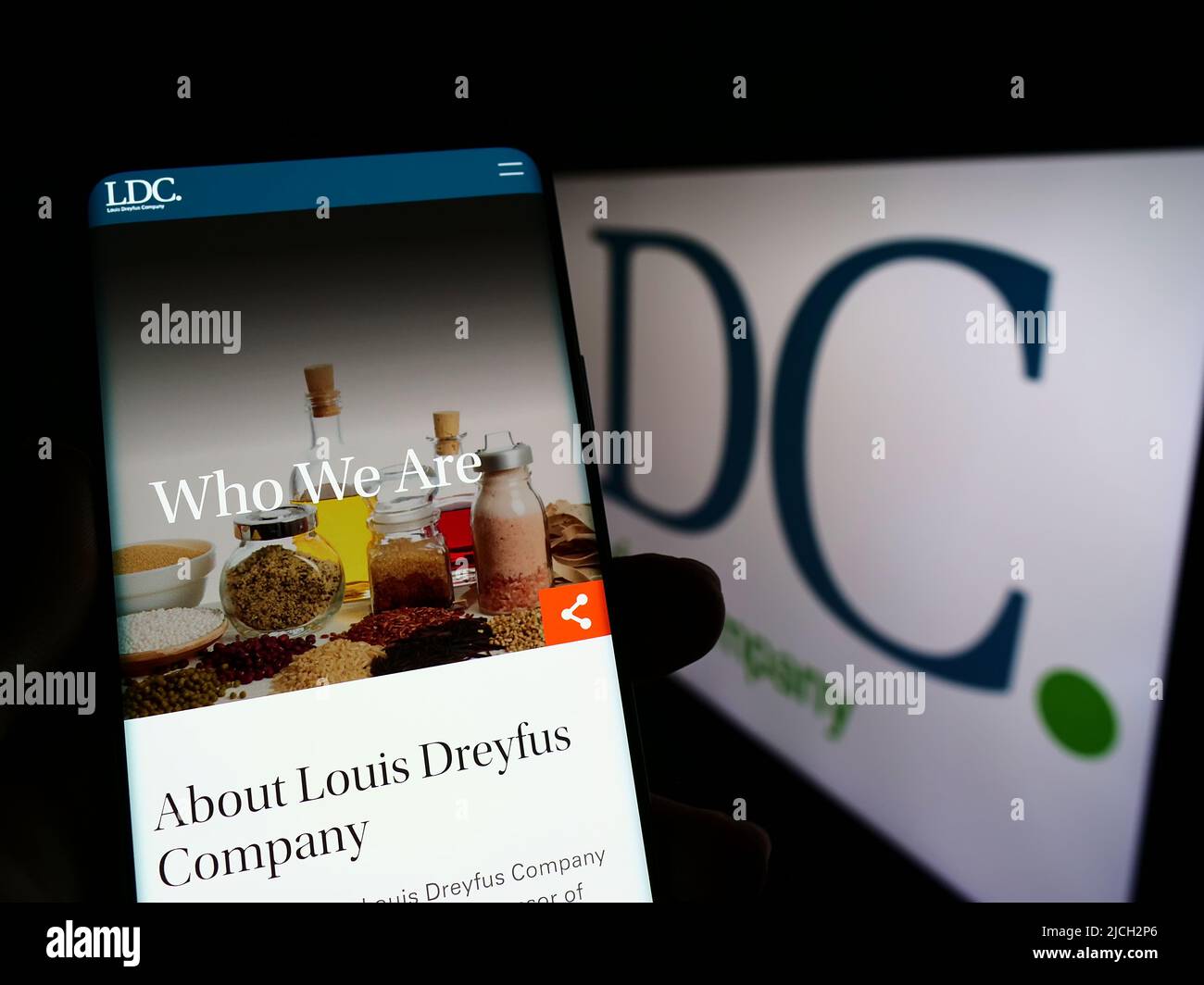 Personne tenant un smartphone avec le site Web de Louis Dreyfus Company B.V. (LDC) à l'écran devant le logo. Concentrez-vous sur le centre de l'écran du téléphone. Banque D'Images