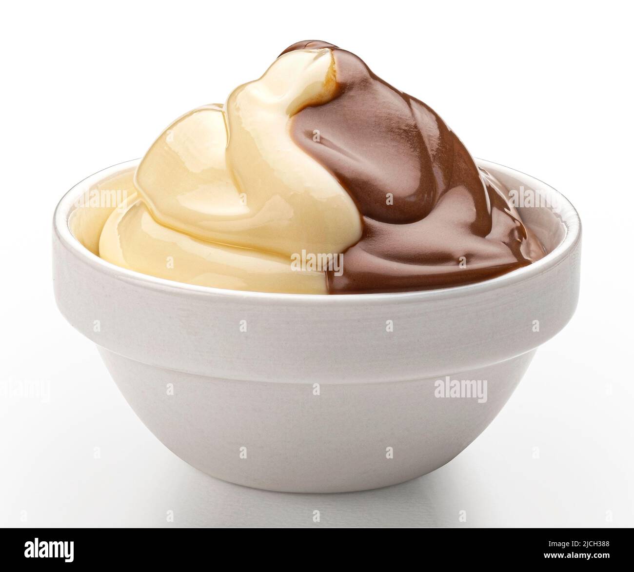 Crème au chocolat et à la vanille isolée sur fond blanc Banque D'Images