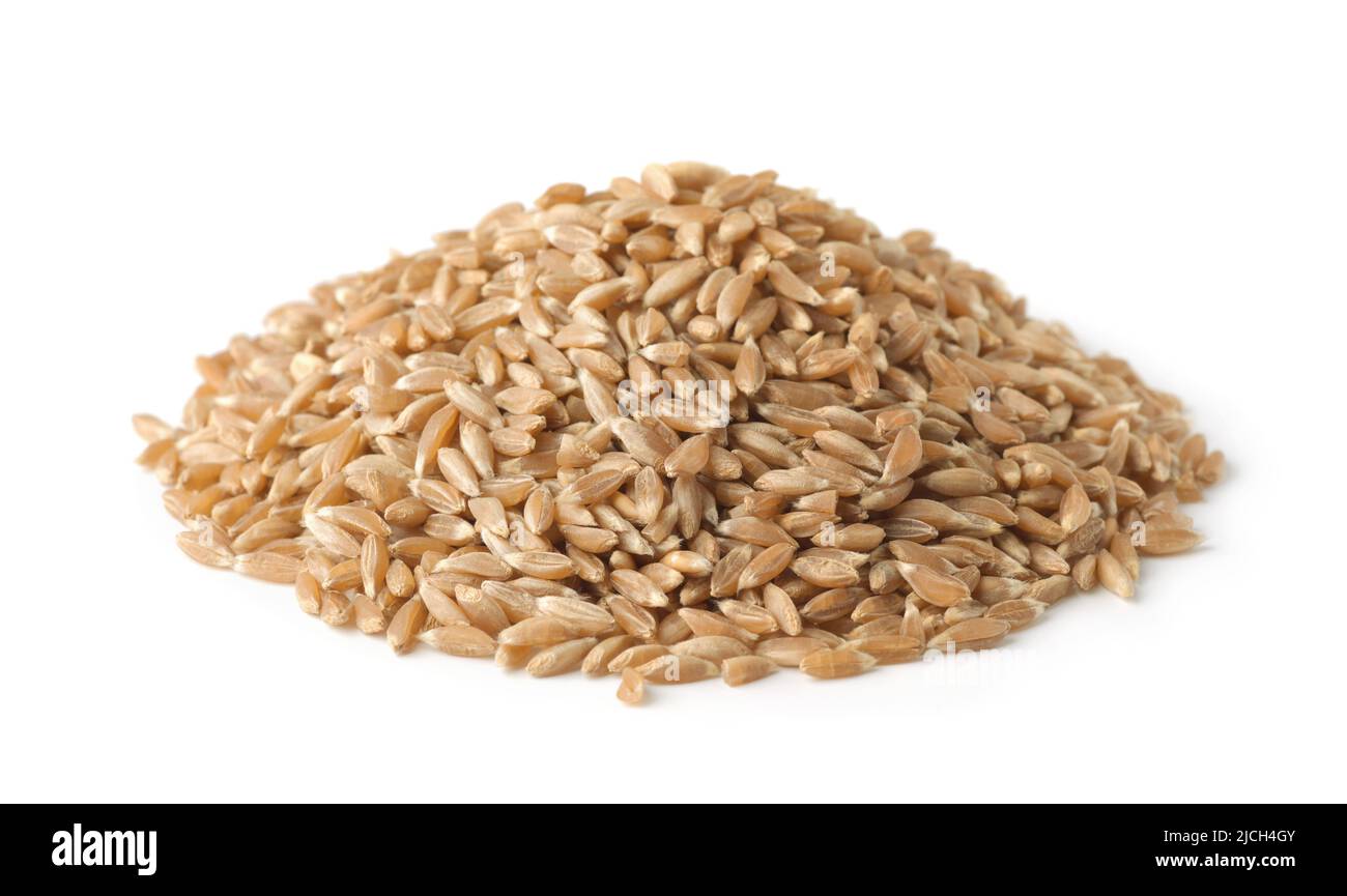 Tas de grains de blé d'épeautre biologique isolés sur du blanc Banque D'Images