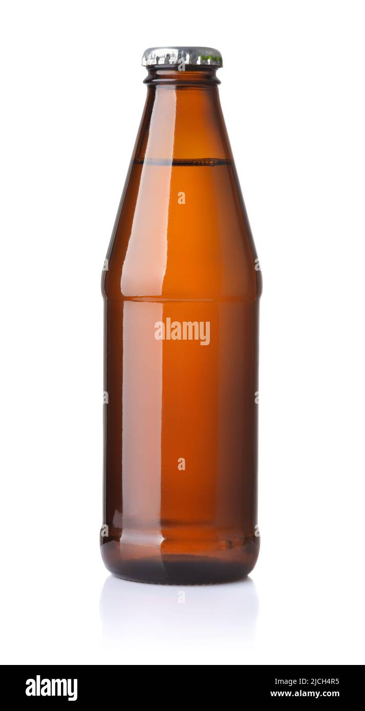 Vue avant d'une petite bouteille de bière brune en verre non étiquetée isolée sur du blanc Banque D'Images