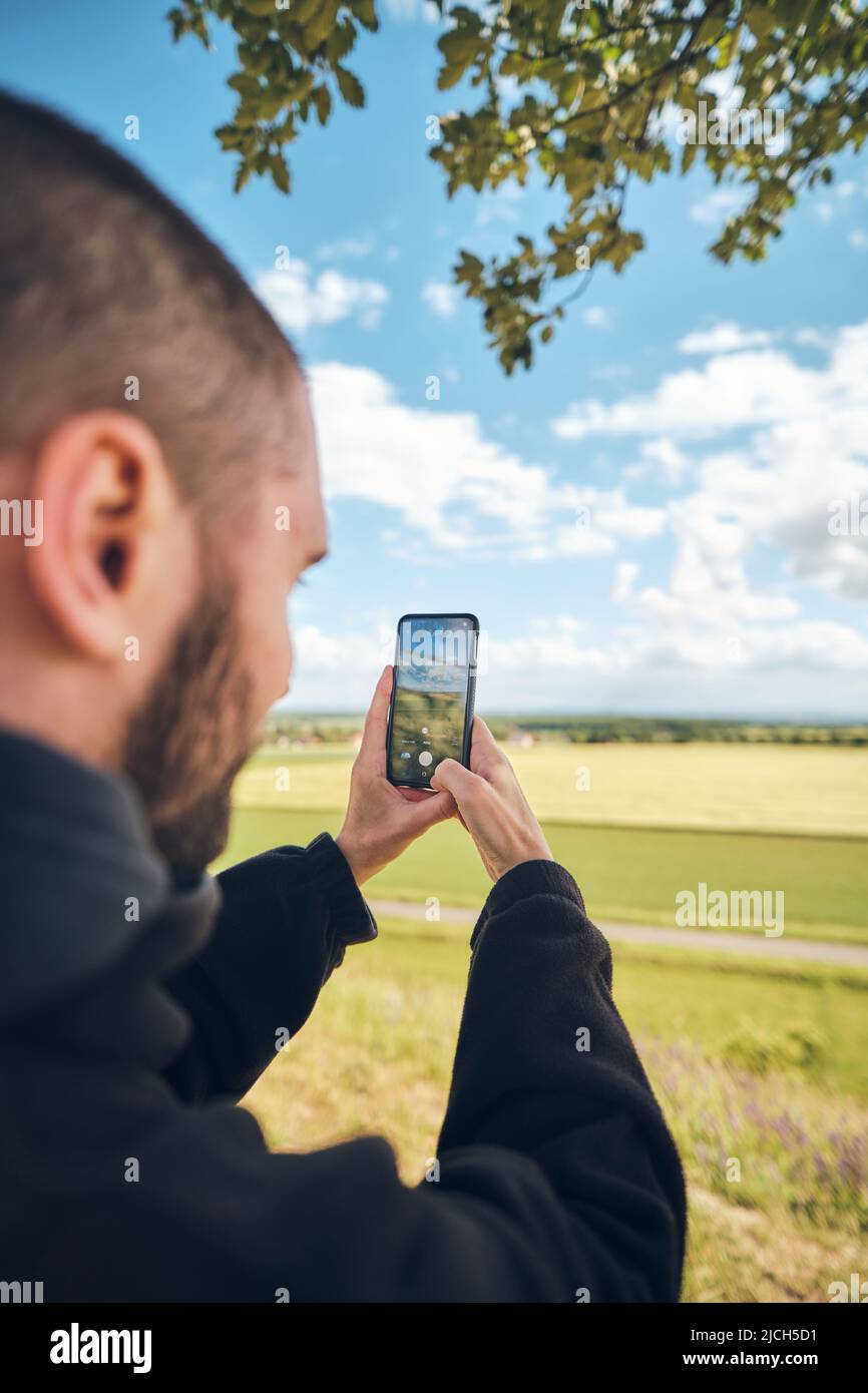 Homme prenant des photos de paysage magnifique. Photo de haute qualité Banque D'Images