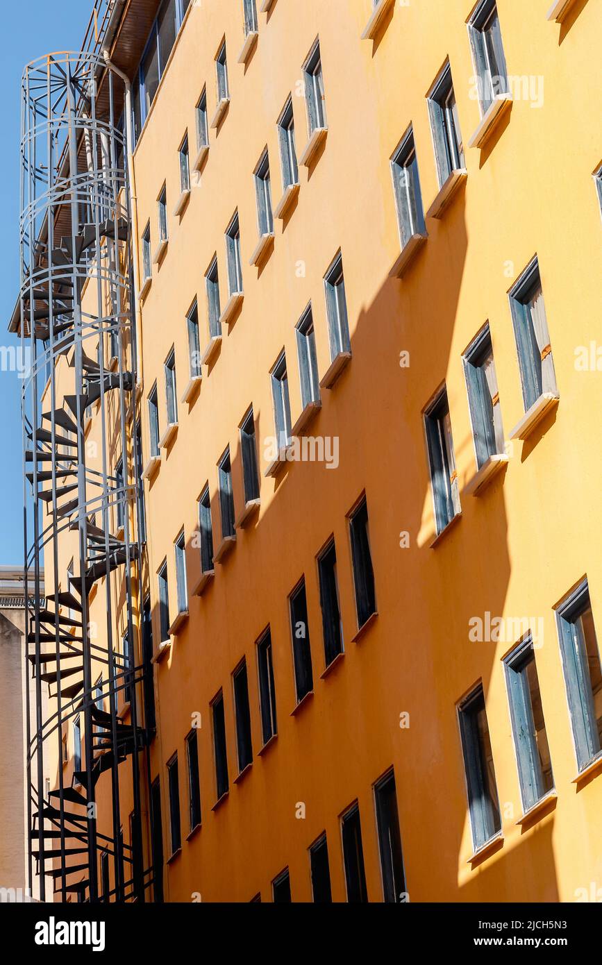 Escalier d'évacuation de feu sur le mur d'un bâtiment à Alanya, Turquie. Tir vertical. Banque D'Images
