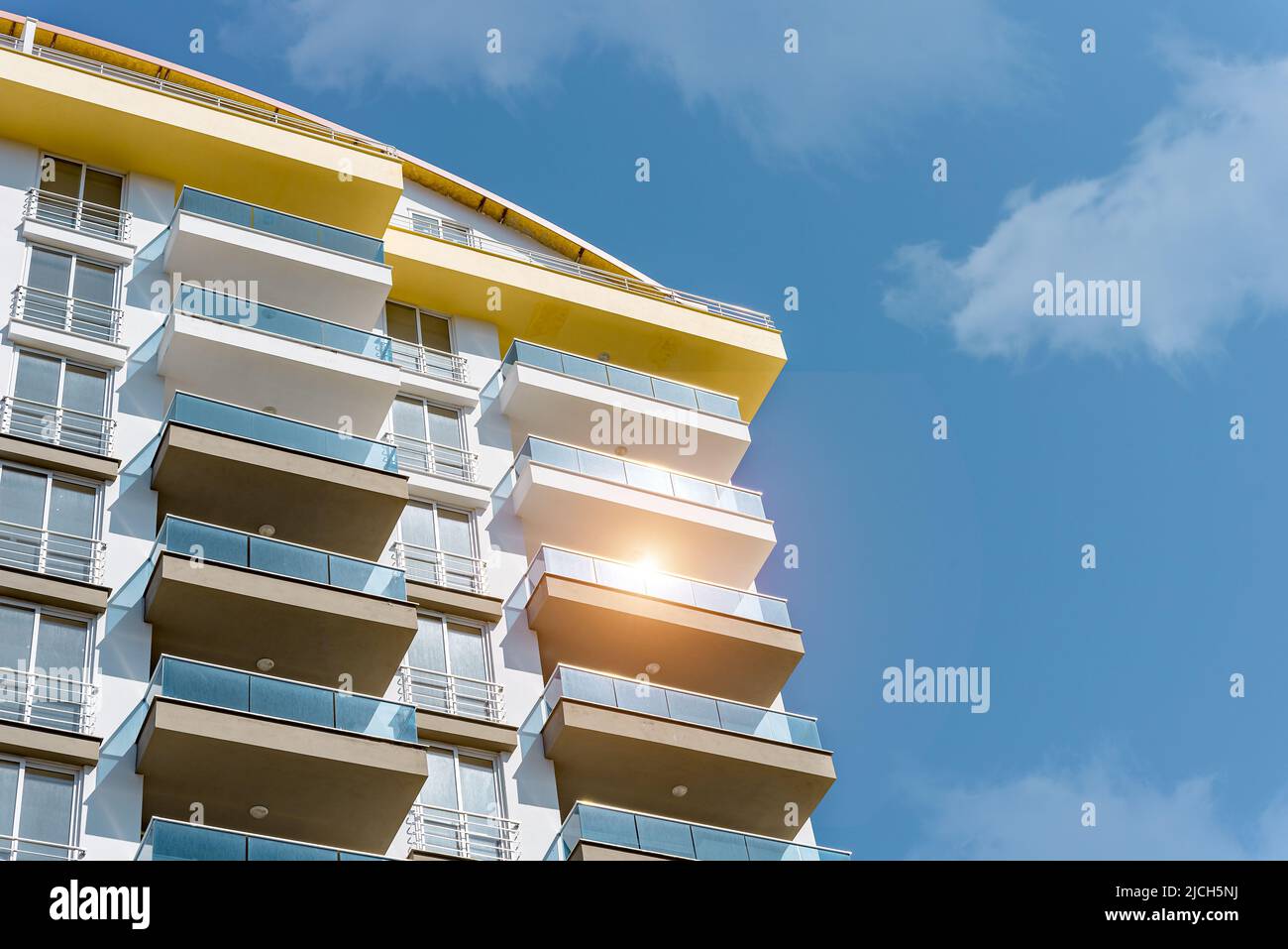 Effets lumineux des rayons du soleil sur les bâtiments de la ville. Fragment d'un appartement résidentiel moderne avec balcons. Architecture turque. Banque D'Images