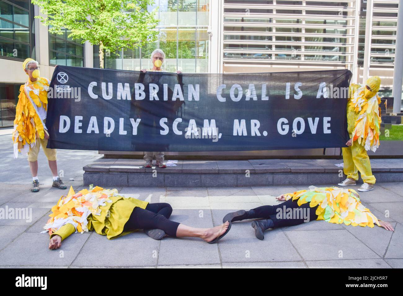 Londres, Angleterre, Royaume-Uni. 13th juin 2022. Extinction les militants de la rébellion vêtus de canaris ont organisé une manifestation contre la mine de charbon Cumbrian à l'extérieur du Home Office. (Image de crédit : © Vuk Valcic/ZUMA Press Wire) Banque D'Images