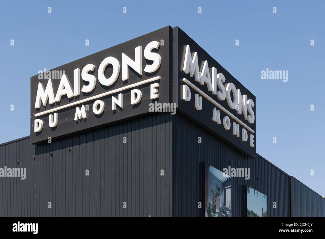 MASSANASSA, ESPAGNE - 06 JUIN 2022 : Maisons du monde est une entreprise française de meubles et de décoration Banque D'Images