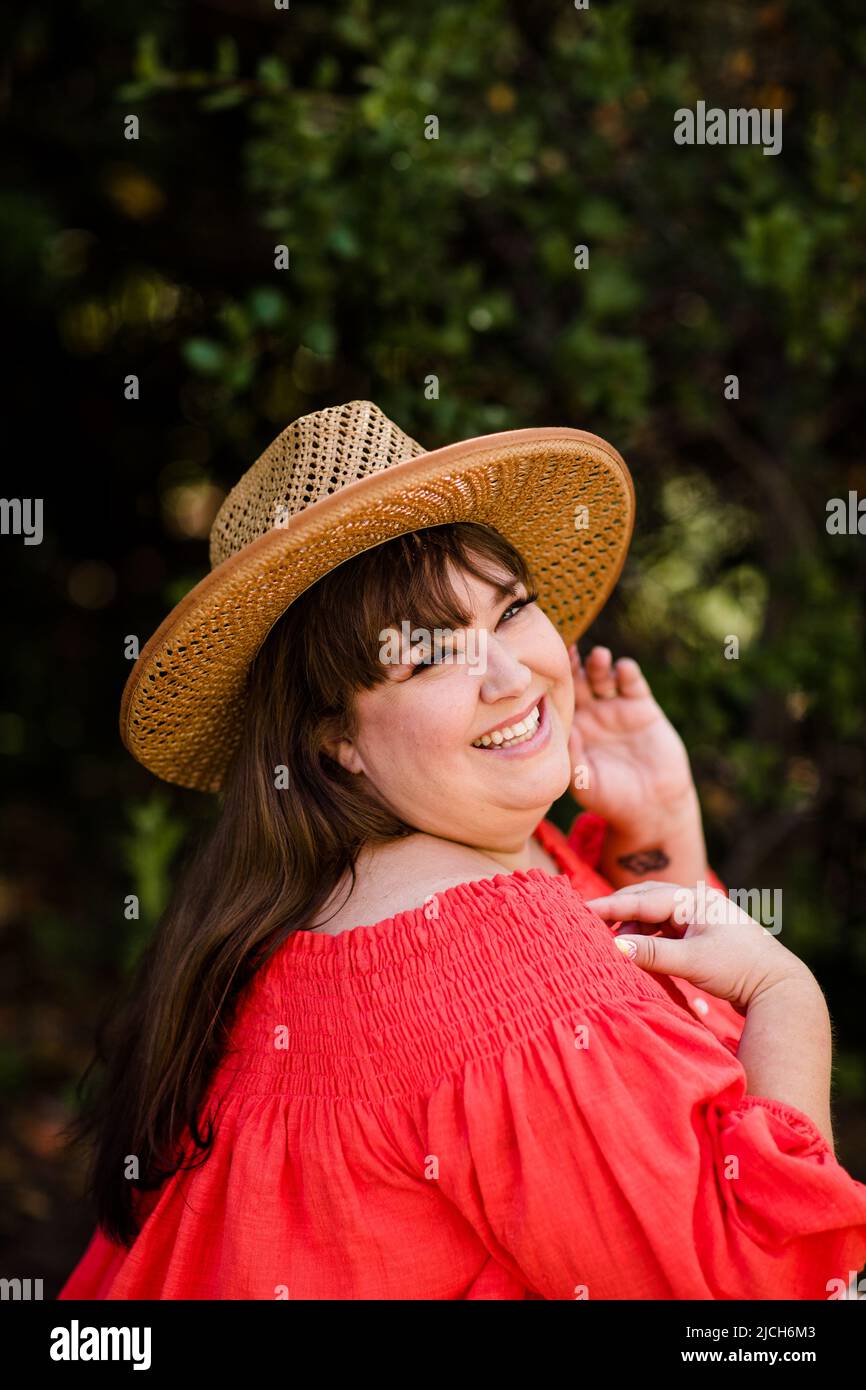 Modèle de grande taille portant le chemisier à l'épaule et le chapeau à San Diego Banque D'Images