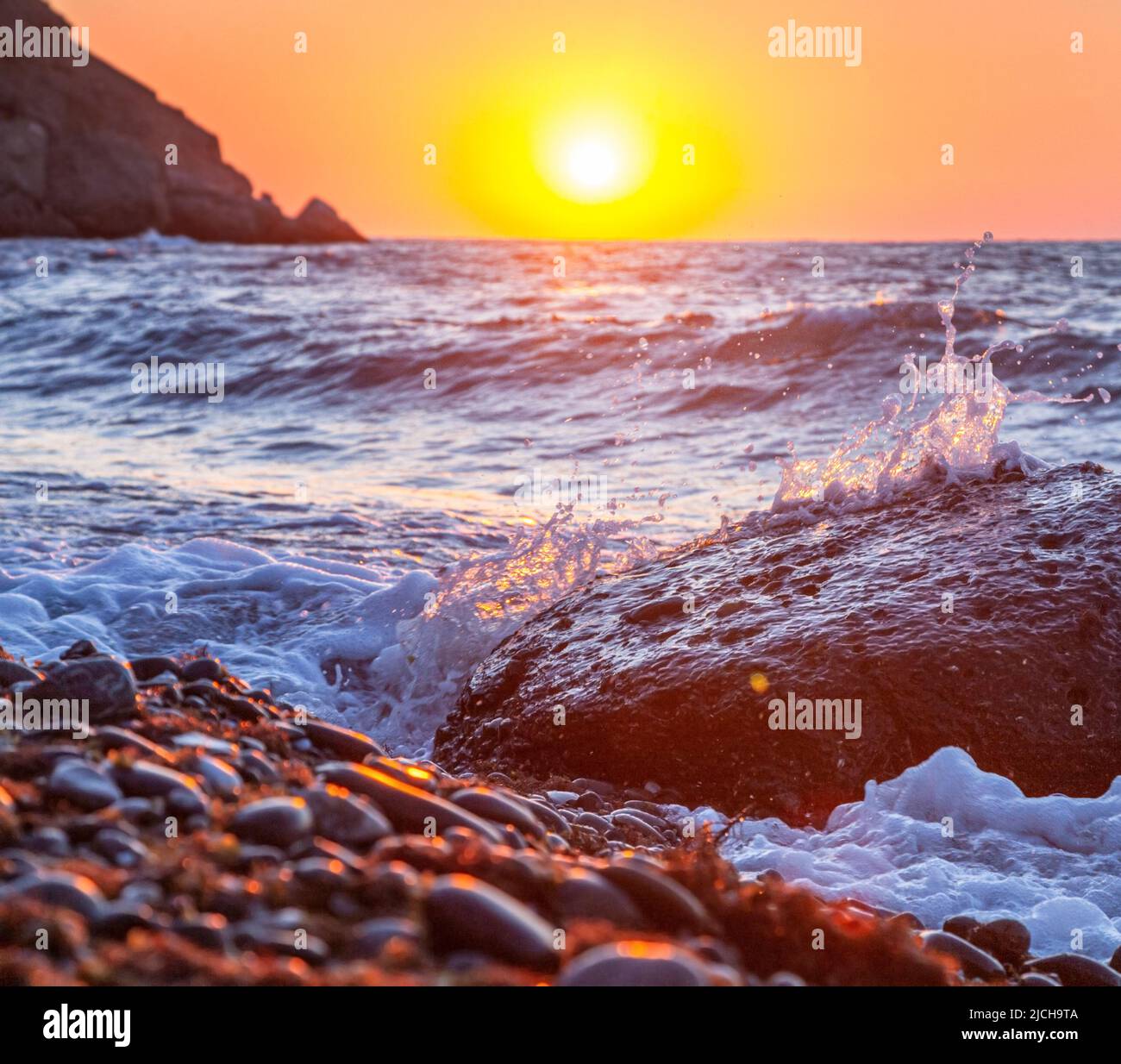 Coucher de soleil dans l'océan avec côte rocheuse sur l'île de Ténérife. Banque D'Images