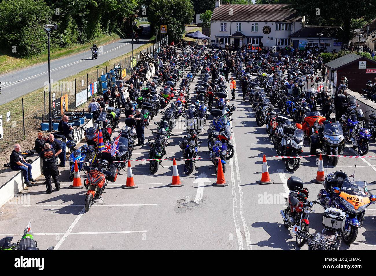 Les motards montent sur le Squires Cafe Bar dans le North Yorkshire pour une balade caritative en vélo jusqu'à Eden Camp. Plus de 350 personnes ont participé à l'événement. Banque D'Images