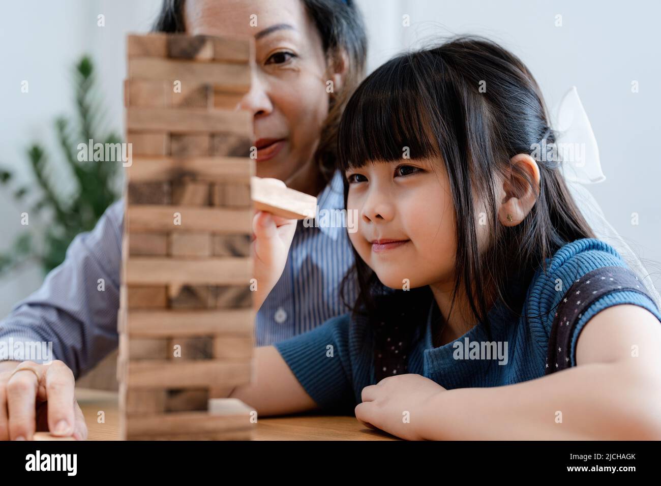 Portrait asiatique, petite-fille, petite-fille, grand-mère et petite-fille se joignent volontiers aux activités du jeu de bois de bloc Puzzle et d'améliorer les compétences Banque D'Images