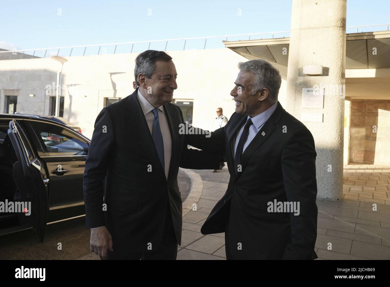 Jérusalem, Israël. 13th juin 2022. Le ministre israélien des Affaires étrangères Yair Lapid (R) accueille avec le Premier ministre italien Mario Draghi avant leur rencontre à la Knesset, le Parlement israélien, à Jérusalem, lundi, 13 juin, 2022. Photo de piscine par Maya Alleruzzo/UPI crédit: UPI/Alay Live News Banque D'Images