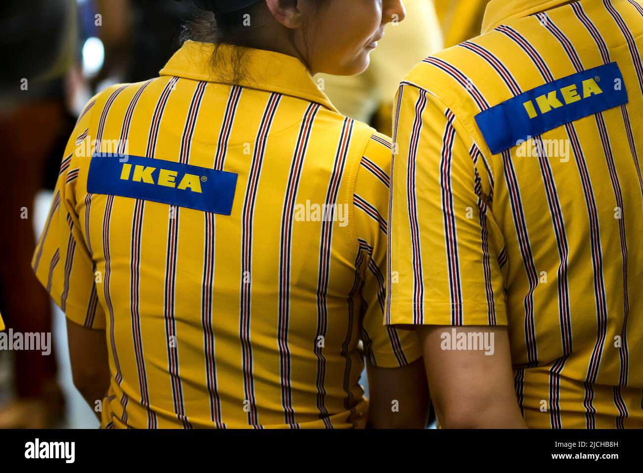 Bucarest, Roumanie - 24 juin 2019: Le personnel d'IKEA vêtu d'uniformes  attend les premiers acheteurs le jour d'ouverture du magasin IKEA Pallady,  qui est Photo Stock - Alamy