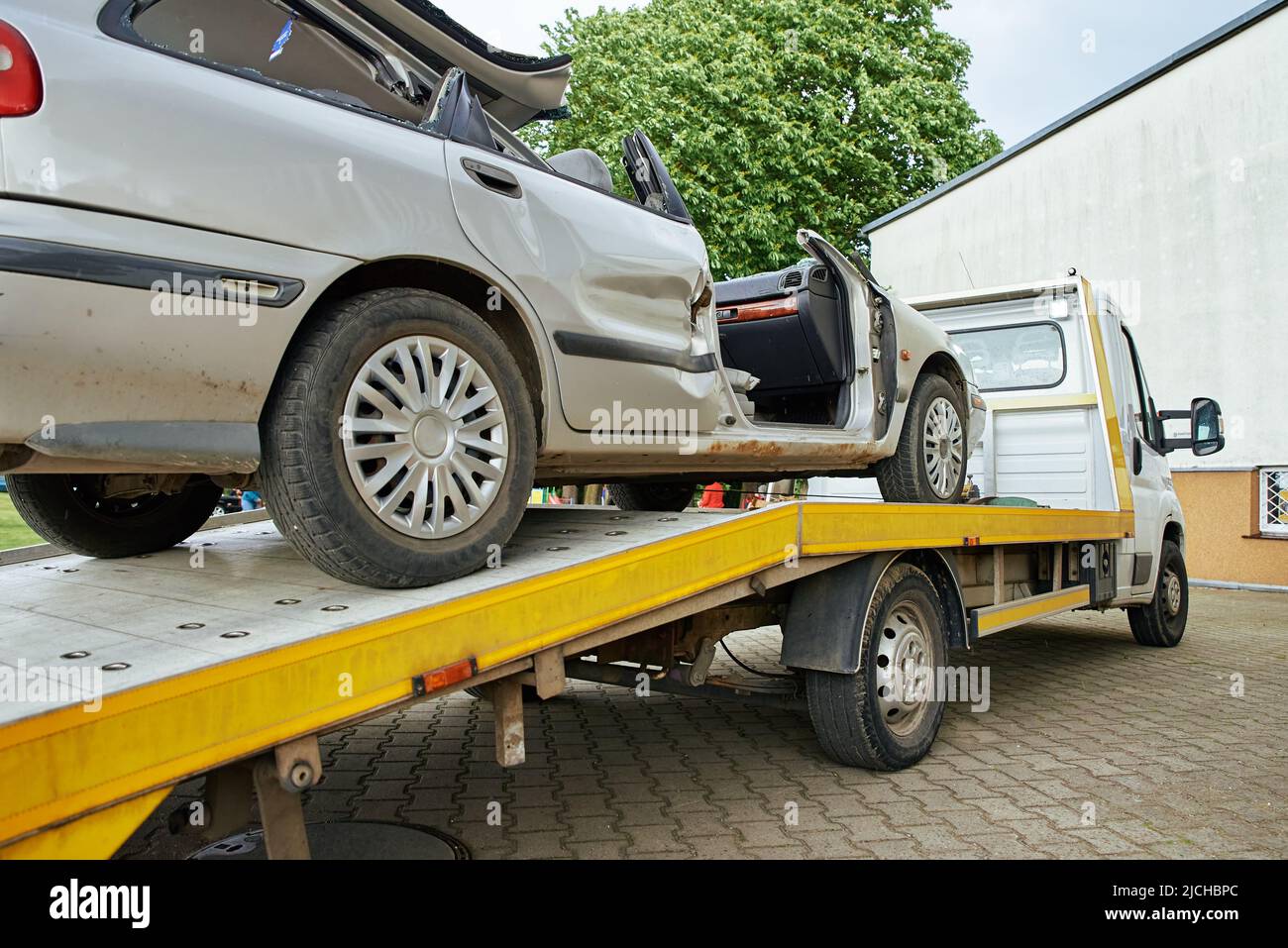 Chargement d'une voiture épave sur un camion de remorquage après un accident de la route, concept de conduite dangereuse après avoir bu de l'alcool, concept d'assistance routière Banque D'Images