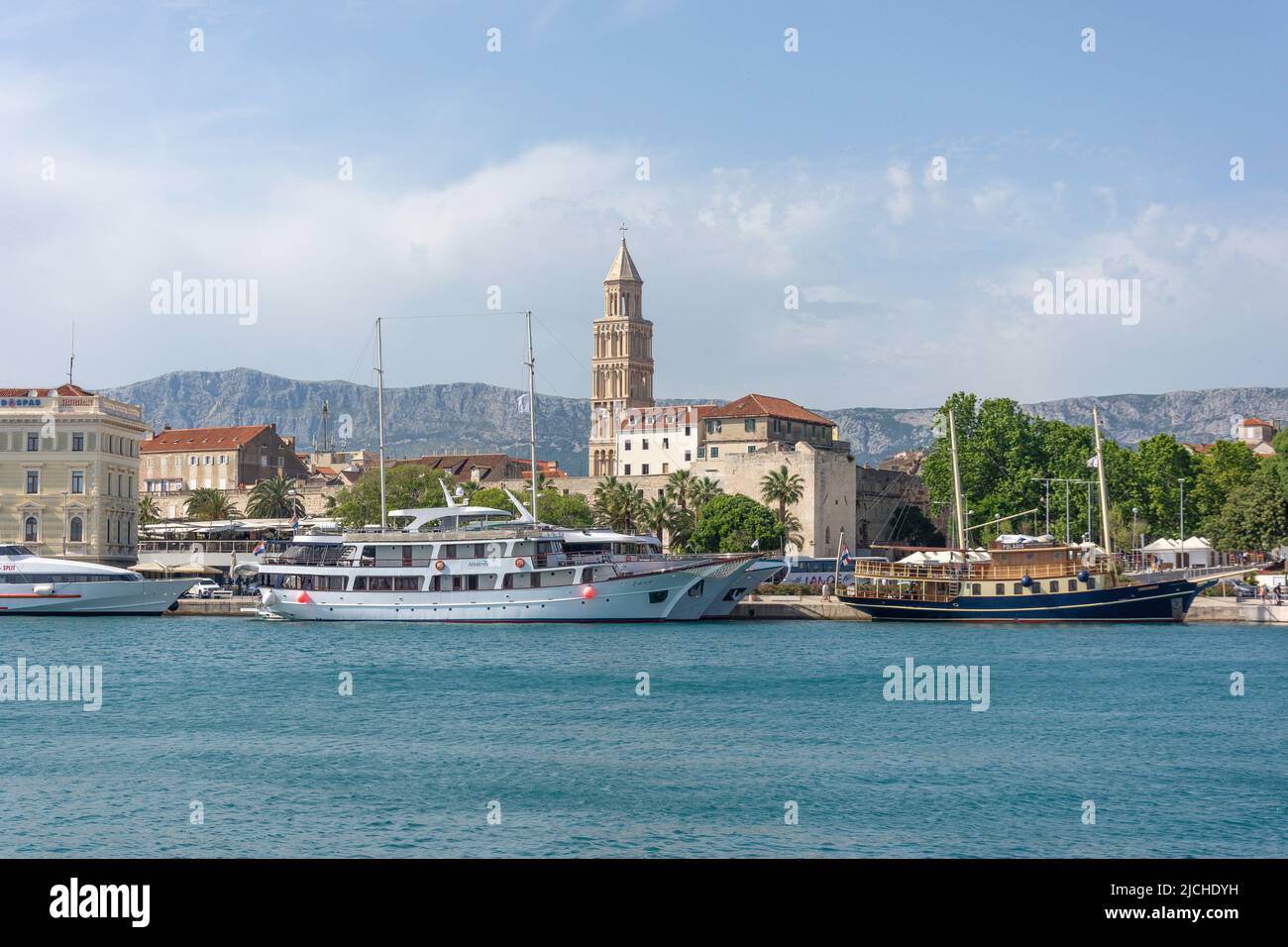 Vue sur la cathédrale Saint Dommios et le front de mer de Riva, Split, Croatie Banque D'Images
