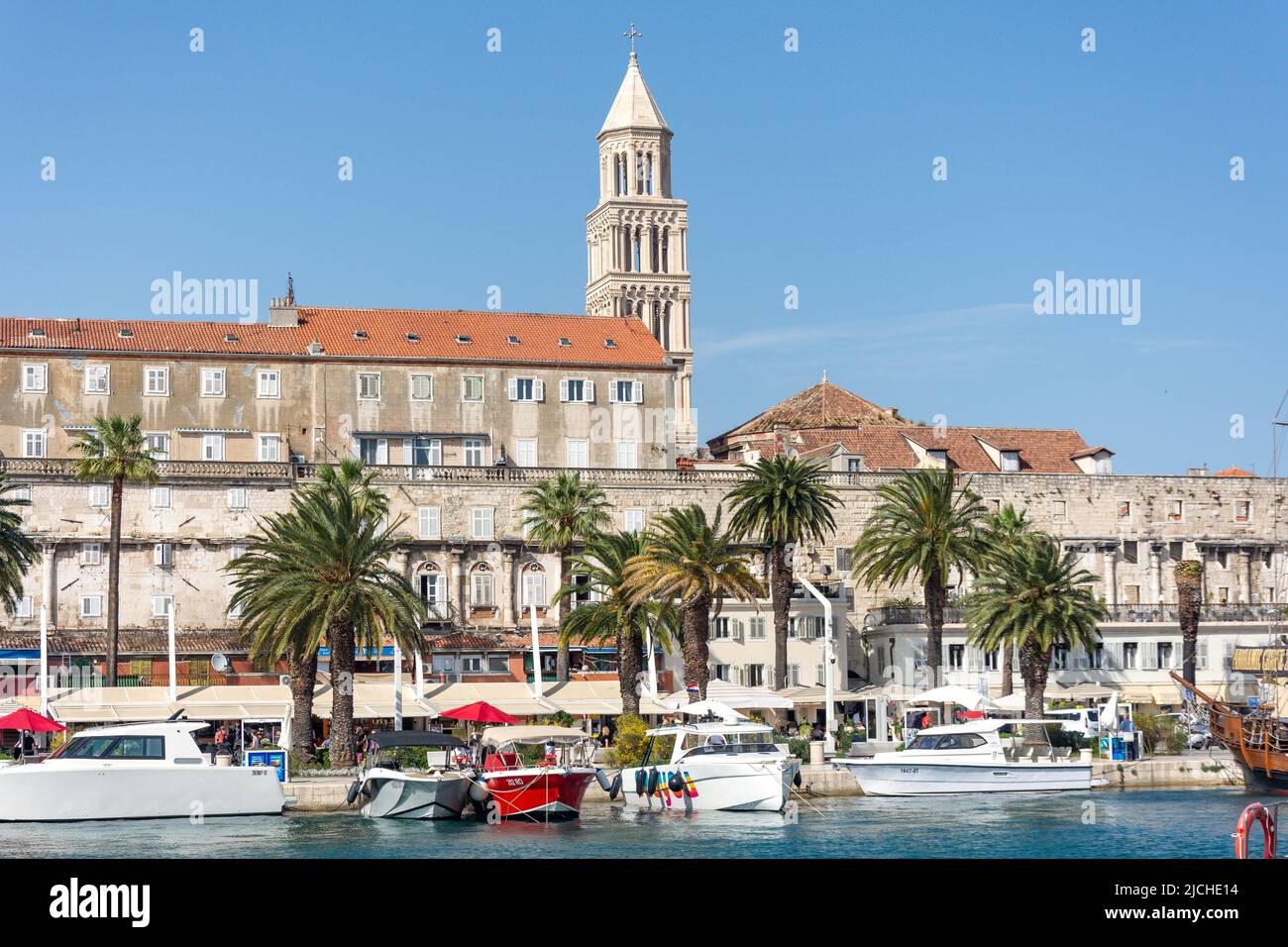 Vue sur la cathédrale Saint Dommios et le front de mer de Riva, Split, Croatie Banque D'Images