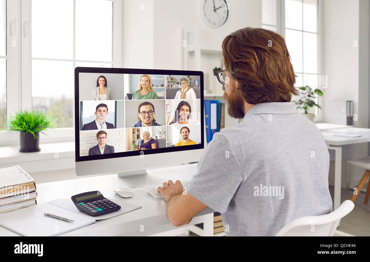 Le comptable utilise l'ordinateur pour la conférence en ligne avec ses collègues sur le rapport financier. Banque D'Images