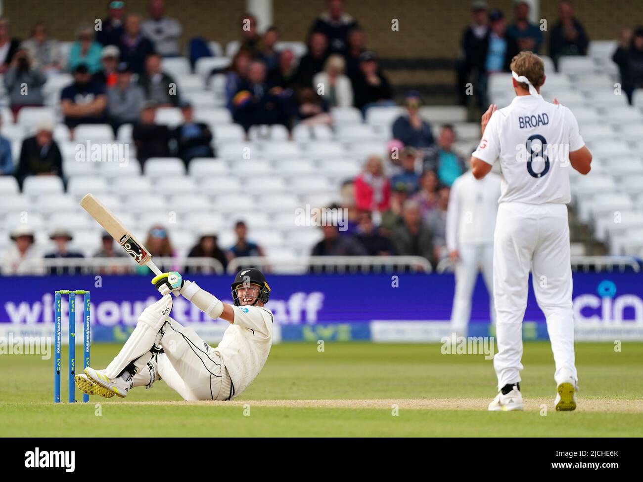 Matt Henry de Nouvelle-Zélande évite une balle de Stuart Broad d'Angleterre pendant le quatrième jour du deuxième LV= Insurance Test Series match à Trent Bridge, Nottingham. Date de la photo: Lundi 13 juin 2022. Banque D'Images