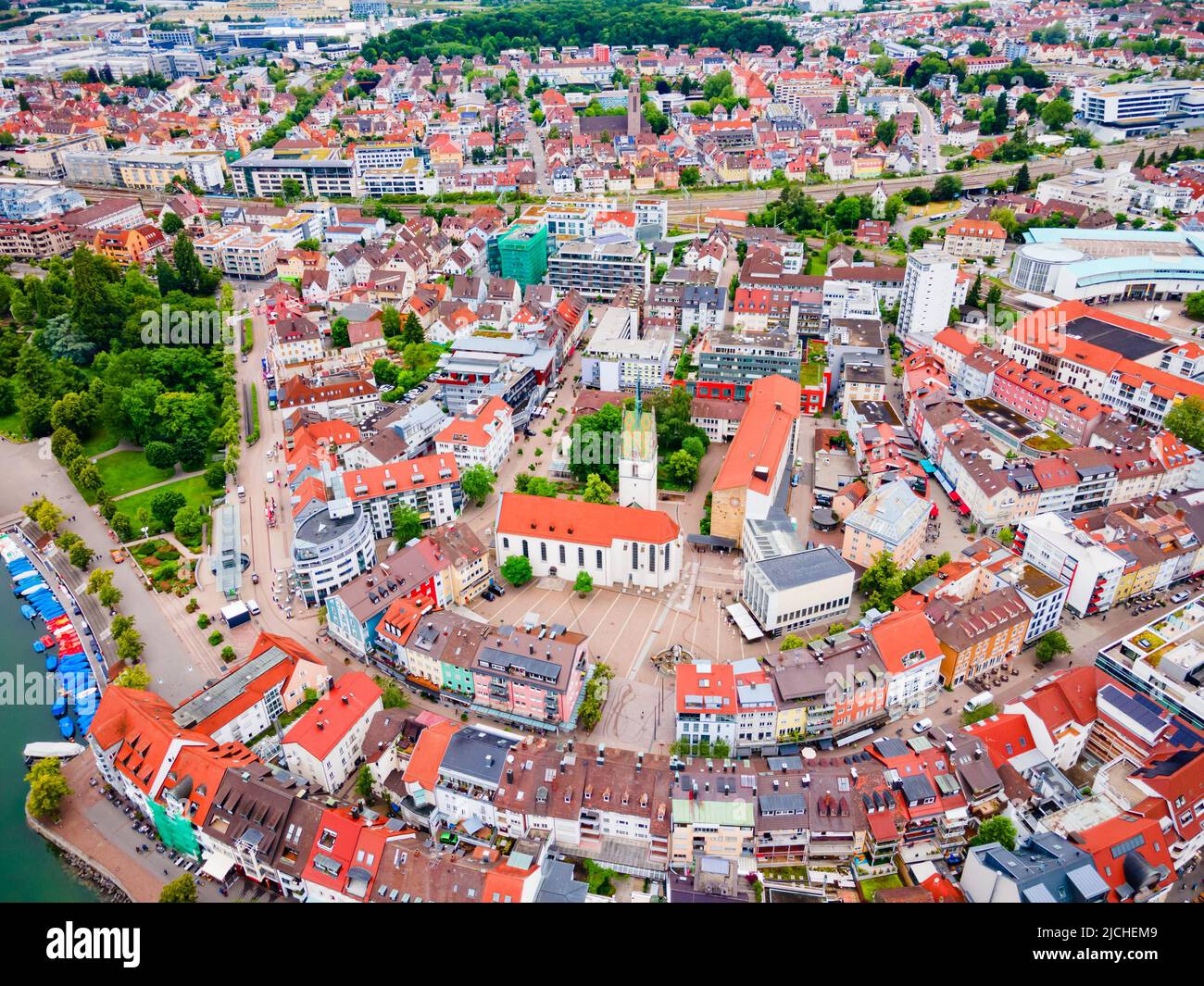 Vue panoramique aérienne de la vieille ville de Friedrichshafen. Friedrichshafen est une ville sur les rives du lac de Constance ou de Bodensee en Bavière, Allemagne. Banque D'Images