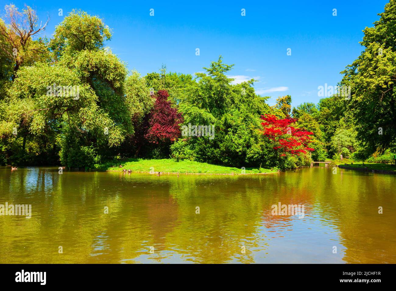 Teahouse japonais dans le jardin anglais ou le jardin anglais, un grand parc public dans le centre de Munich, en Bavière Banque D'Images