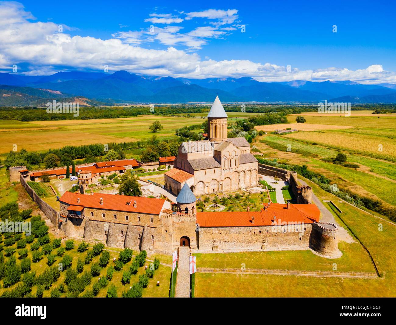 Vue panoramique aérienne du complexe du monastère d'Alaverdi à Kakheti. Kakheti est une région de l'est de la Géorgie dont la capitale est Telavi. Banque D'Images