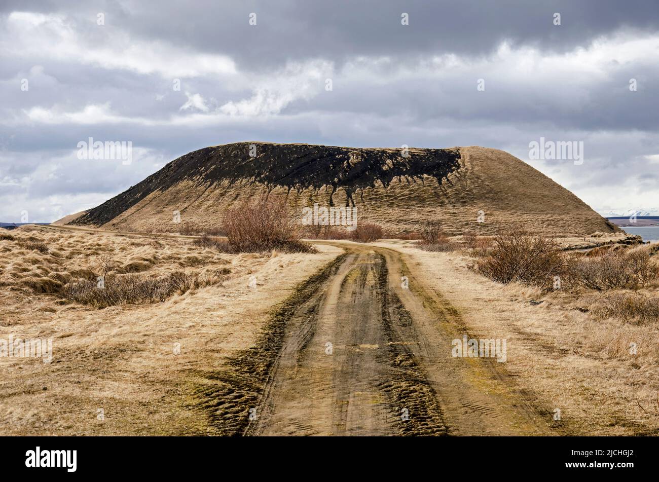 Route de terre menant à et autour d'un des pseudocratères dans la région de Myvatn en Islande Banque D'Images