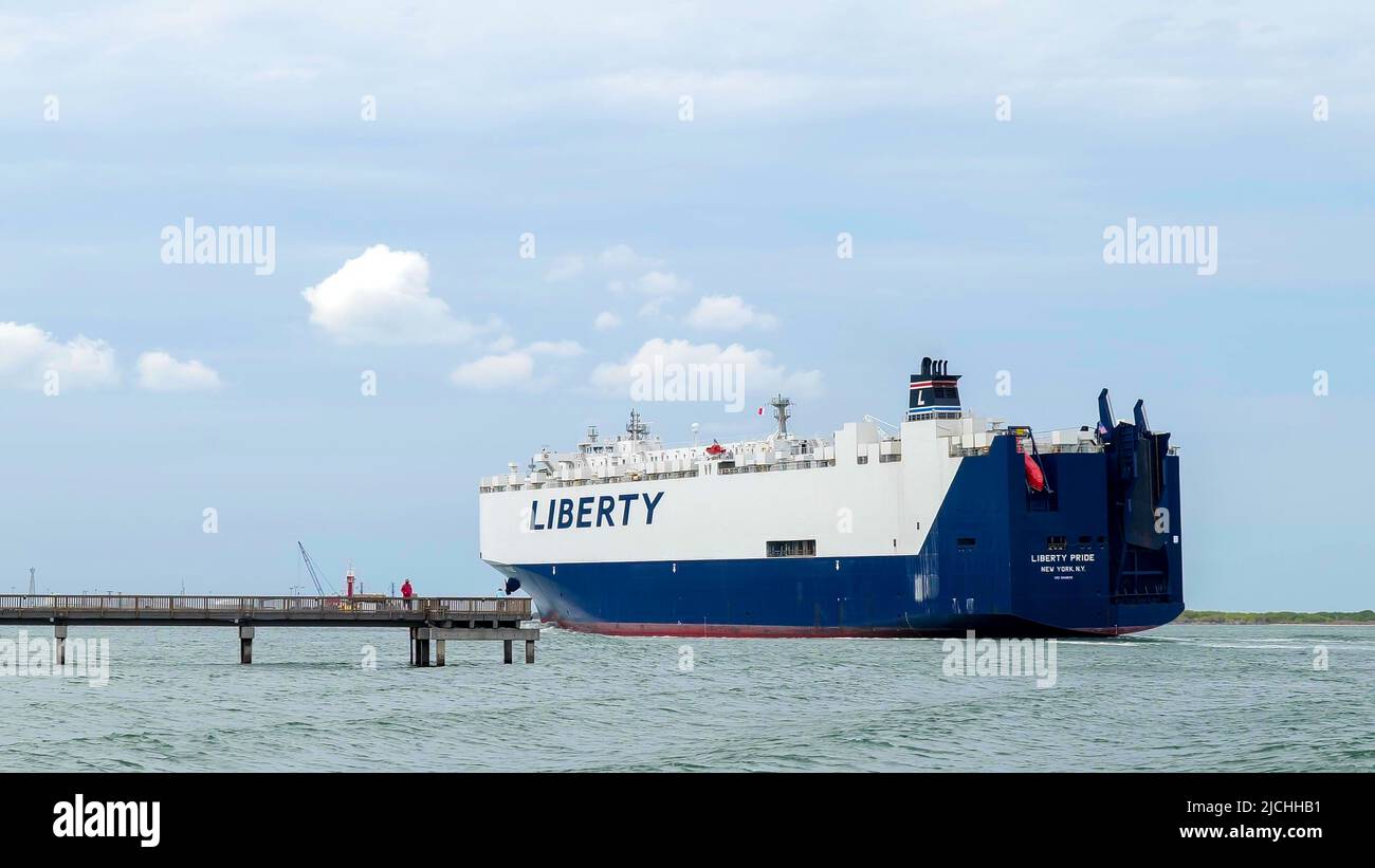 PORT ARANSAS, TX - 24 FÉVRIER 2020 : la FIERTÉ DE LA LIBERTÉ, un porte-véhicules sort, après un quai sur le canal des navires entre le golfe du Mexique et Corpu Banque D'Images