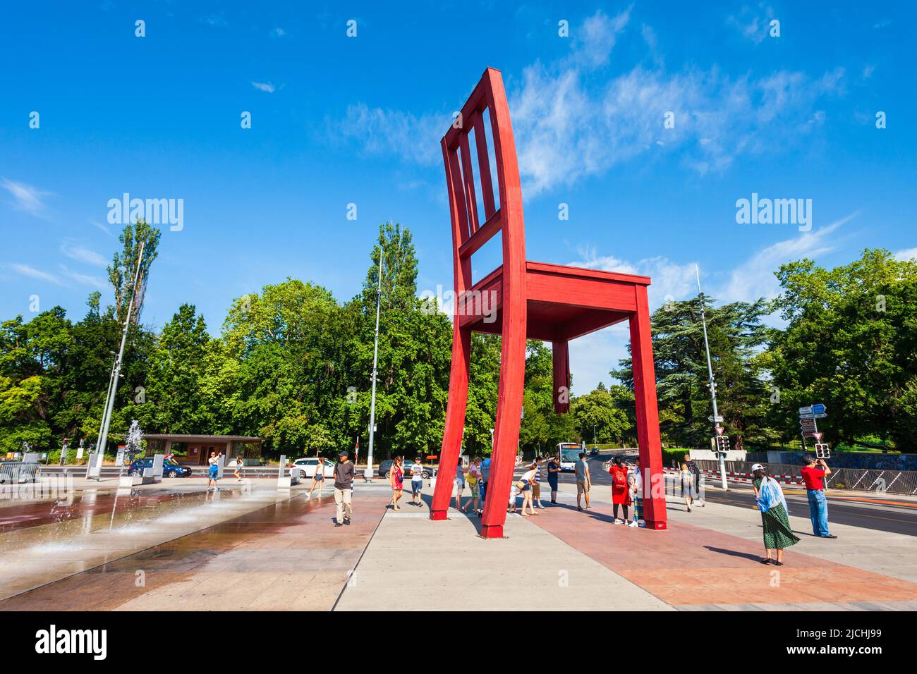 Genève, SUISSE - Le 20 juillet 2019 : Rupture de la chaise ou chaise Cassee est une sculpture en bois par l'artiste suisse Daniel Berset et Louis Geneve à Genève Banque D'Images