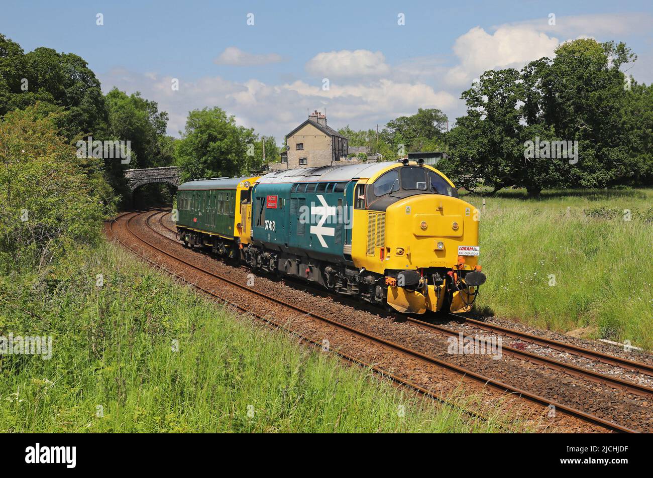 37418 passes Waterlock sur 7.6.22 avec Saloon Caroline lors d'une excursion Carlisle à Crewe. Banque D'Images