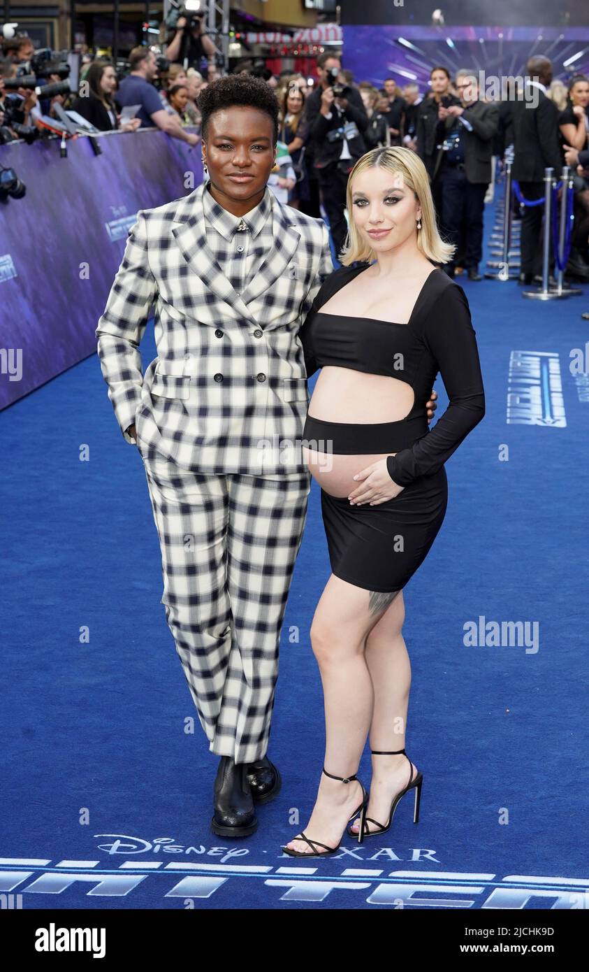 Le boxeur olympique Nicola Adams (à gauche) et sa petite amie Ella Baig arrivent à la première britannique de Lightyear à Cineworld Leicester Square à Londres. Date de la photo: Lundi 13 juin 2022. Banque D'Images