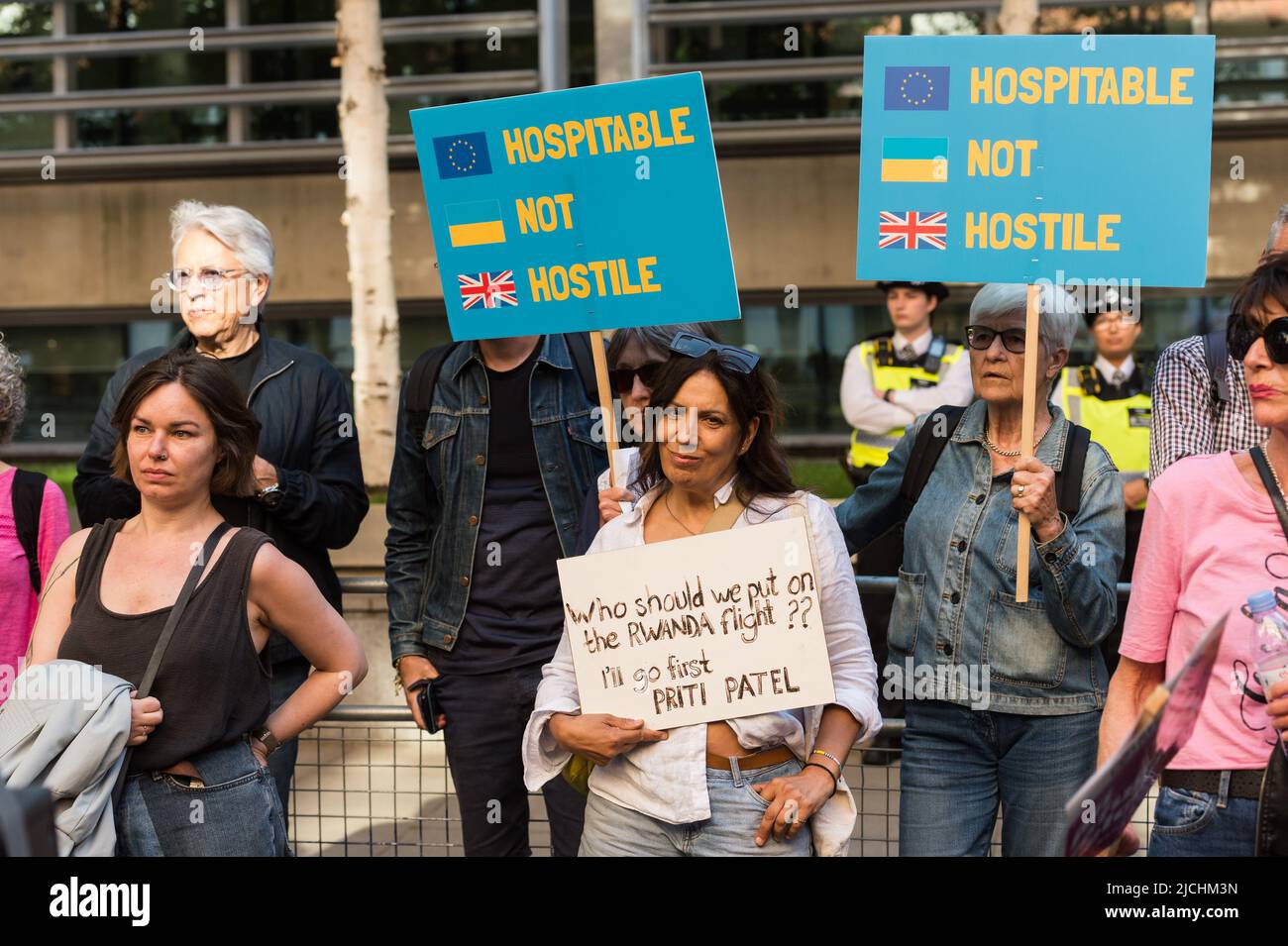 Londres, Royaume-Uni. 13th juin 2022. Les manifestants manifestent devant le Home Office contre le projet de relocalisation au Rwanda de personnes identifiées comme des immigrants illégaux ou des demandeurs d'asile pour traitement, réinstallation et asile, le premier vol d'expulsion étant prévu pour le 14th juin. Crédit: Wiktor Szymanowicz/Alamy Live News Banque D'Images