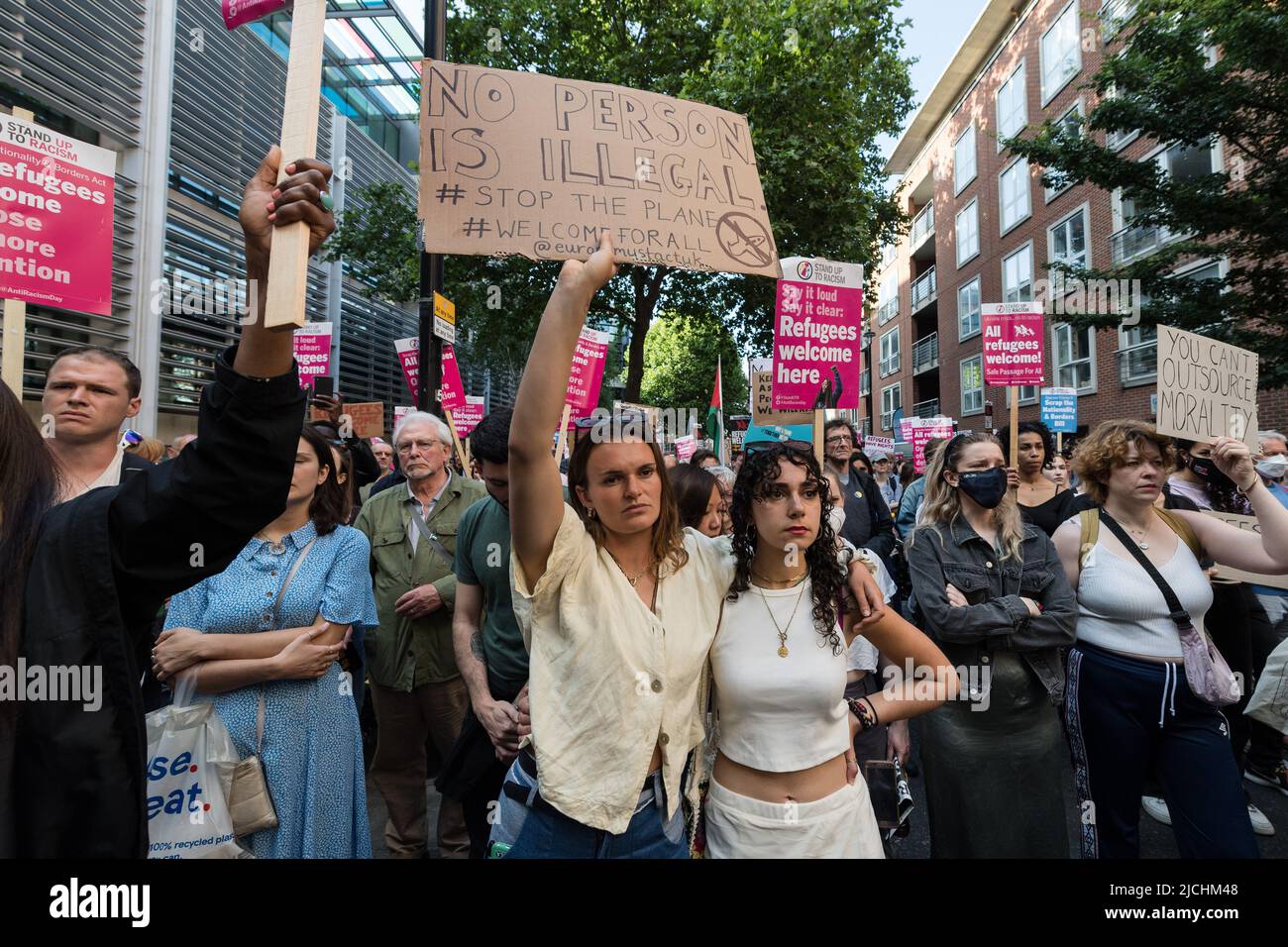 Londres, Royaume-Uni. 13th juin 2022. Les manifestants manifestent devant le Home Office contre le projet de relocalisation au Rwanda de personnes identifiées comme des immigrants illégaux ou des demandeurs d'asile pour traitement, réinstallation et asile, le premier vol d'expulsion étant prévu pour le 14th juin. Crédit: Wiktor Szymanowicz/Alamy Live News Banque D'Images