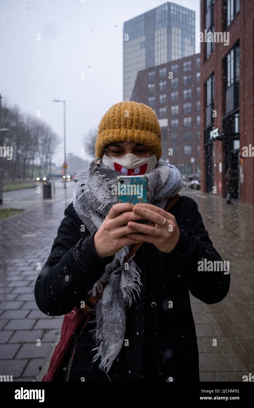 Les Français portent un masque pour empêcher la propagation de Covid -19 pendant la saison de Noël. Saint-Malo, Bretagne. France. Banque D'Images