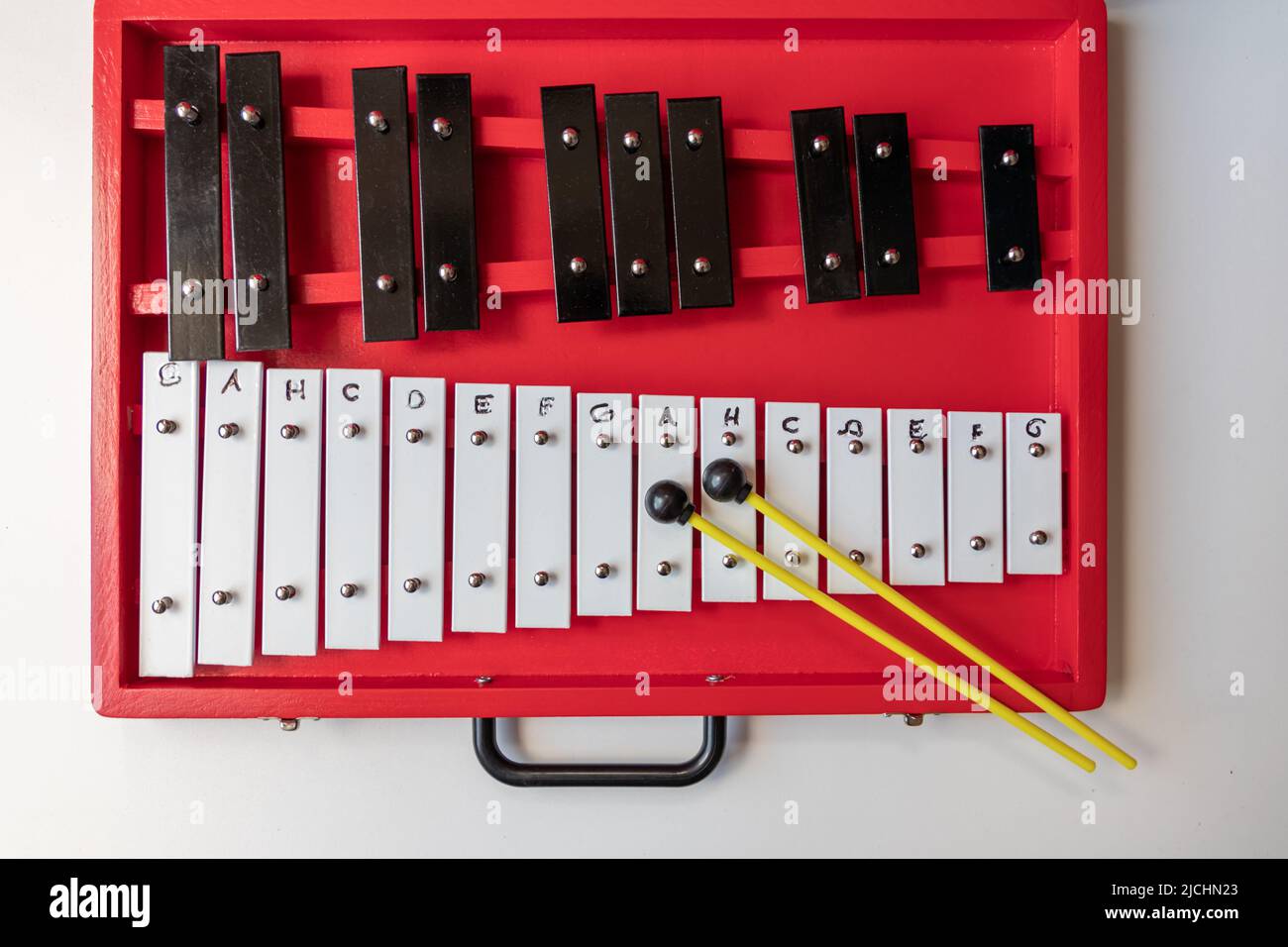 Xylophone portable ou sticcado avec des bâtons de batterie pour les arts de musique éducatifs avec instrument classique pour la créativité et les musiciens pour le rythme de clavier Banque D'Images