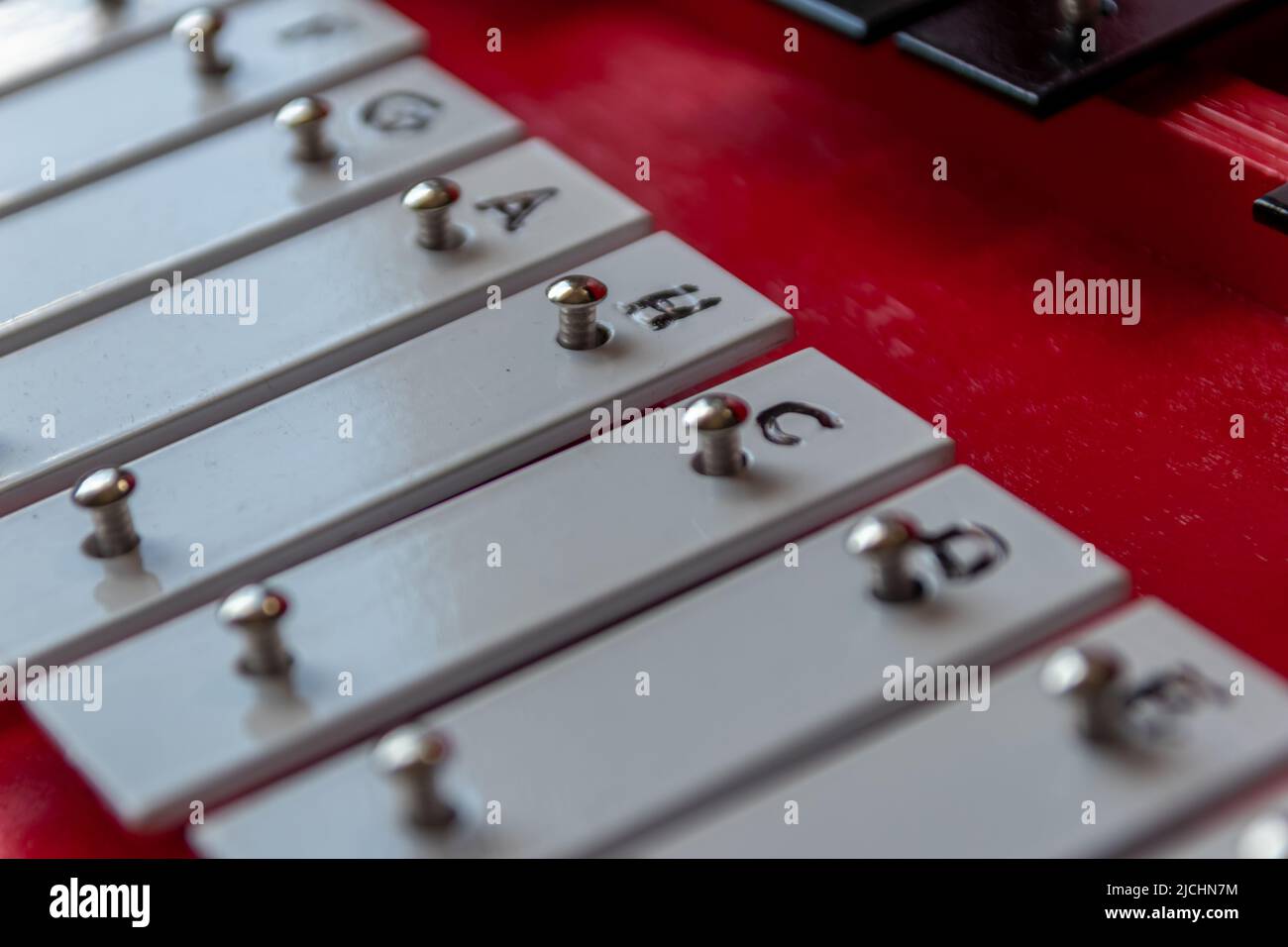 Xylophone portable ou sticcado avec des bâtons de batterie pour les arts de musique éducatifs avec instrument classique pour la créativité et les musiciens pour le rythme de clavier Banque D'Images