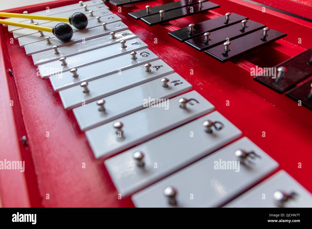 Xylophone portable ou sticcado avec des bâtons de batterie pour les arts de musique éducatifs avec instrument classique pour la créativité et les musiciens pour le rythme de clavier Banque D'Images