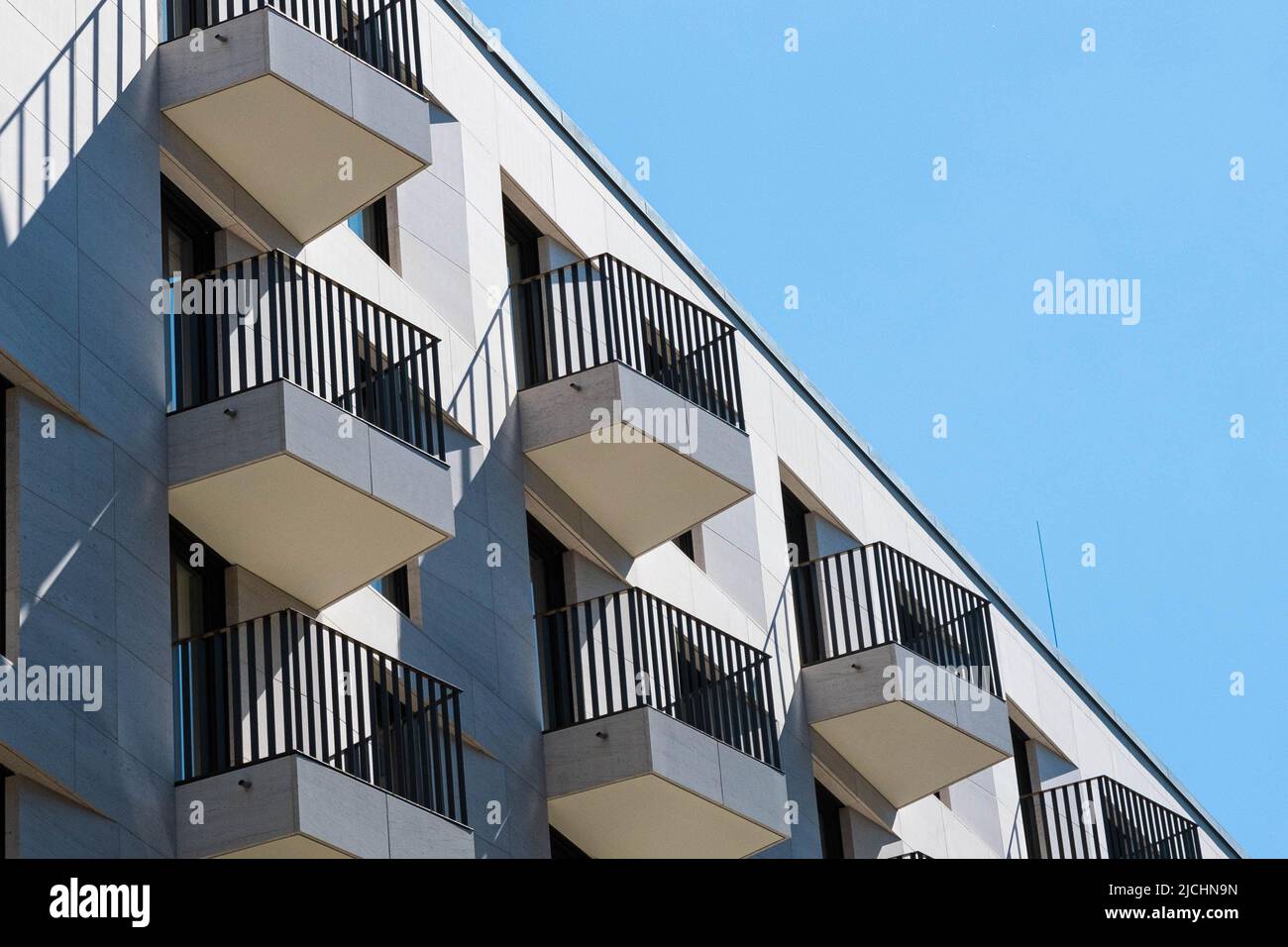 balcons sur la façade de l'immeuble d'appartements, immobilier résidentiel Banque D'Images