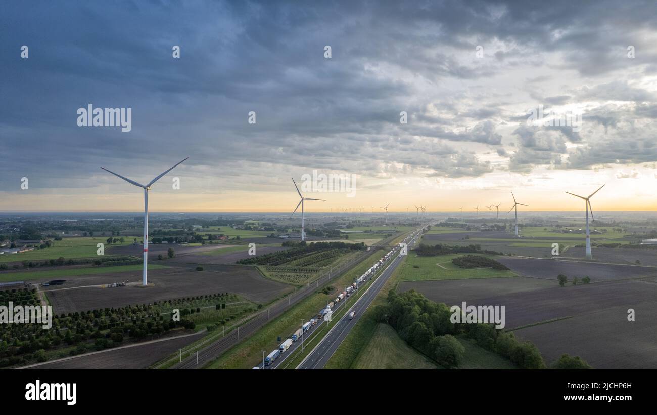 Brecht, Belgique, 16th de mai 2022, vue panoramique de drone aérien de parc éolien ou éolienne, avec de grandes éoliennes pour la production d'électricité avec l'autoroute à côté de quelques voitures et chemin de fer, près de la sortie de Brecht en Belgique, en Europe. Photo de haute qualité Banque D'Images