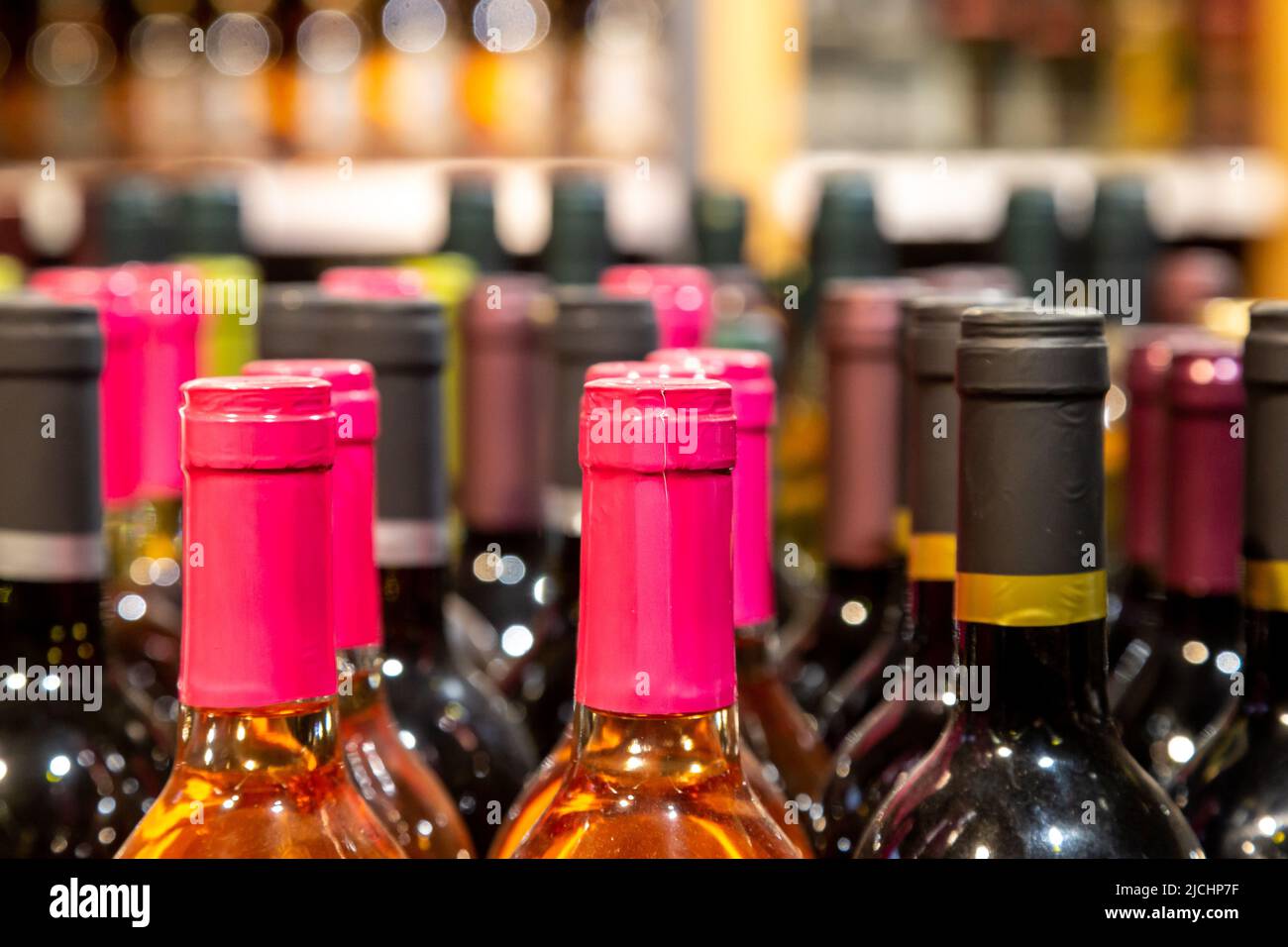 Un gros plan de bouteilles de vin dans un supermarché, avec une faible profondeur de champ Banque D'Images