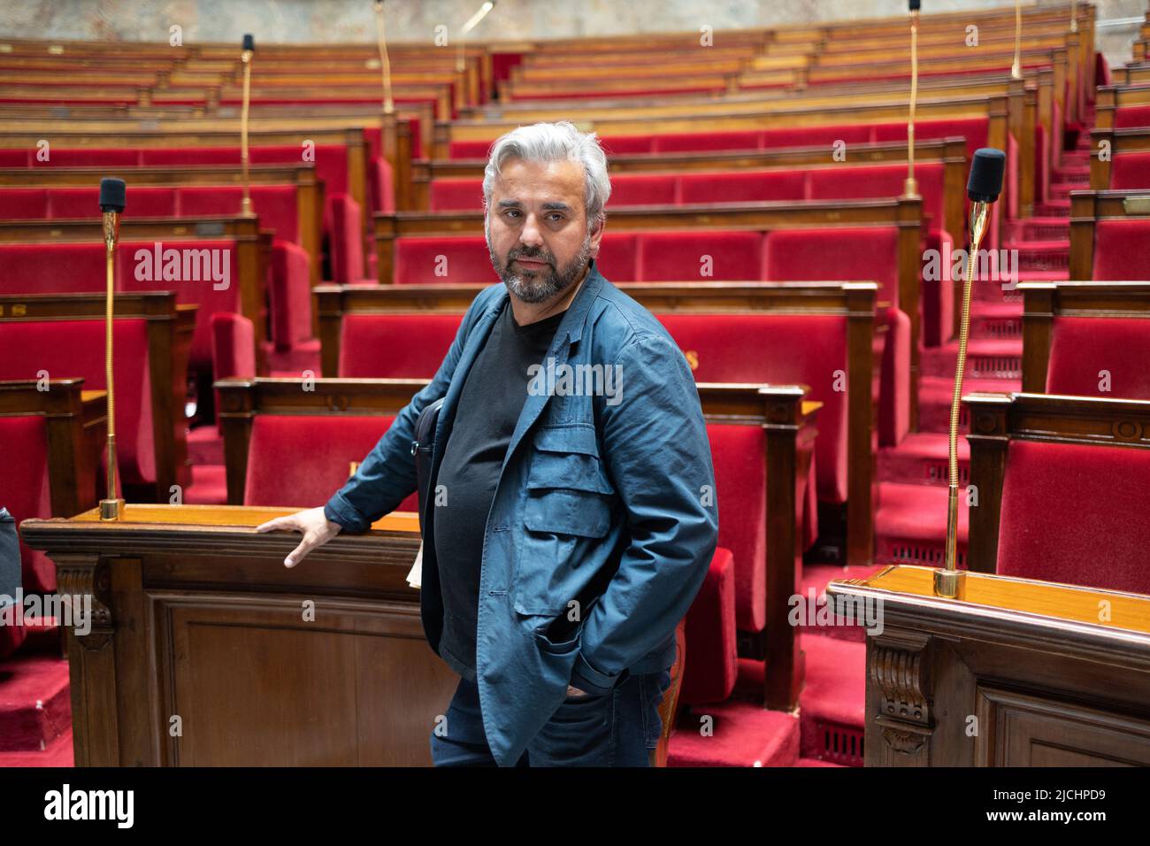 Nouvellement élu membre du Parlement de la coalition de gauche NUPES Alexis Corbiere dans l'hémicycle du Palais Bourbon, Assemblée nationale française à Paris, sur 13 juin 2022, le lendemain du premier tour des élections parlementaires françaises. Photo de Raphael Lafargue/ABACAPRESS.COM Banque D'Images